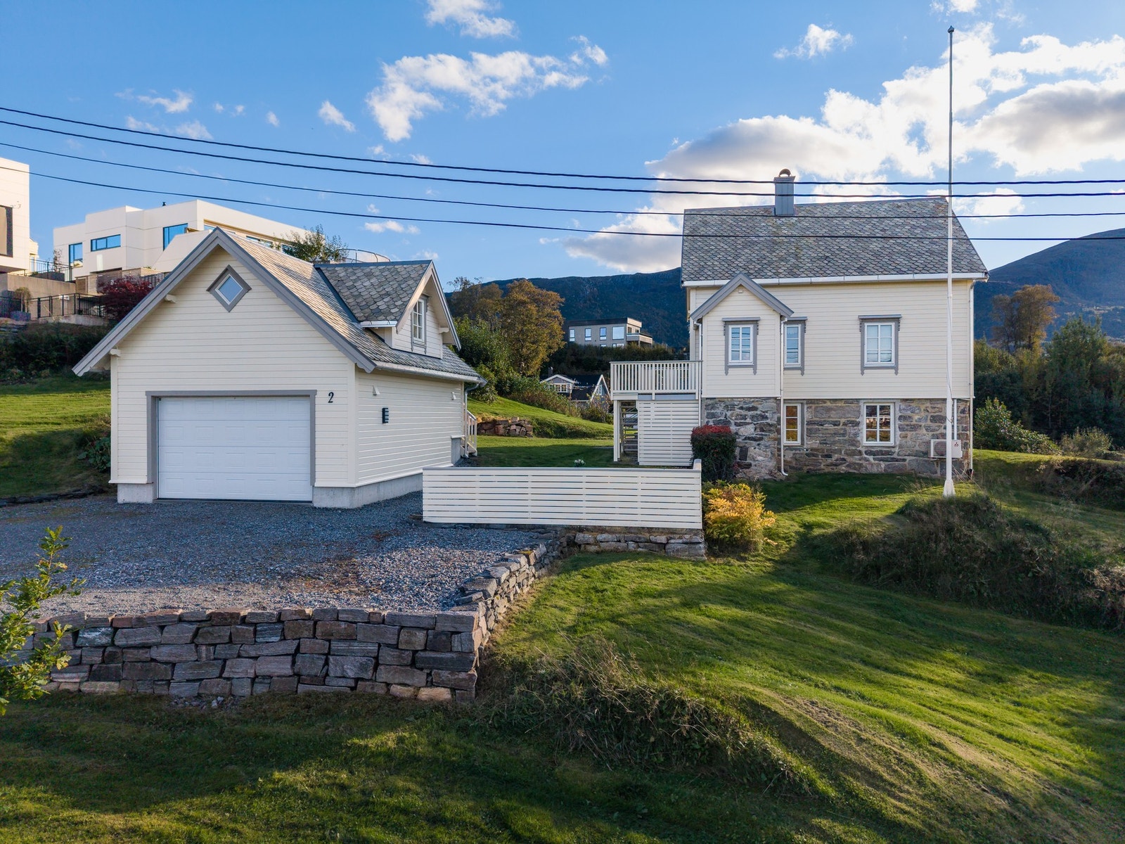 I tillegg til bolighuset har eiendommen en nyere garasje fra 2015. Galleribilde