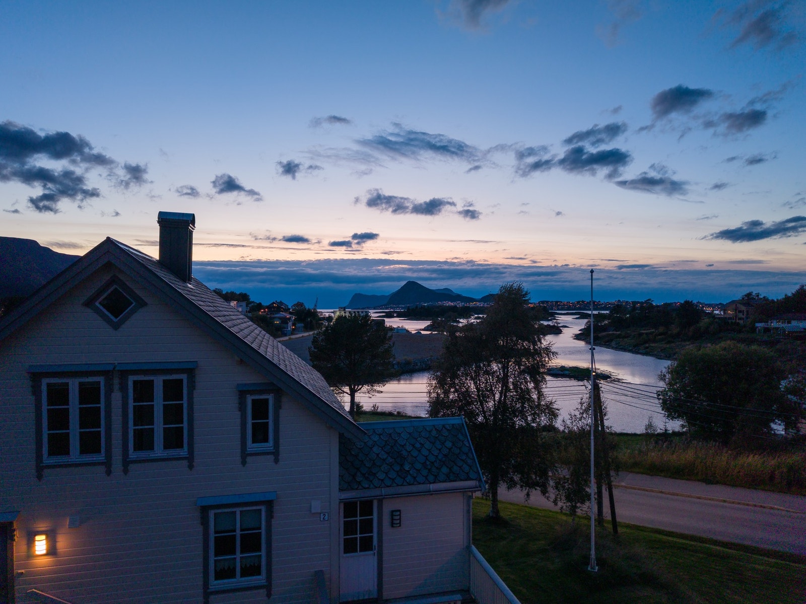 Boligen ligger på en høyde som tilrettelegger for fantastisk utsikt mot Langevågsholmene. Galleribilde