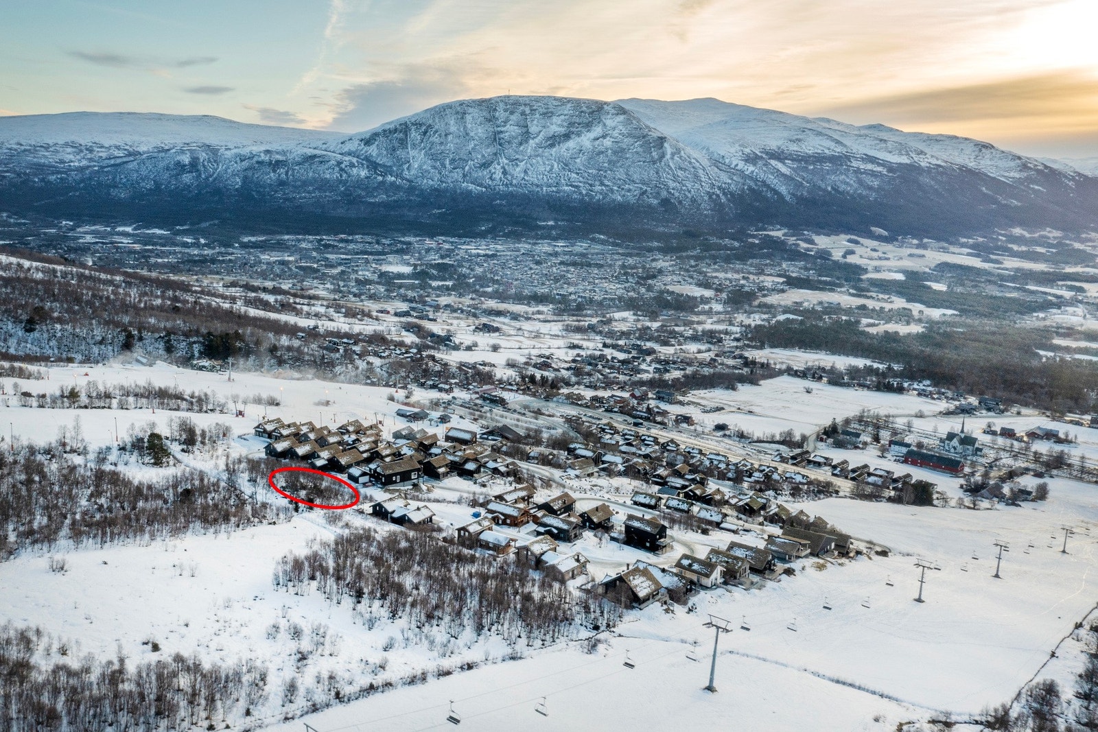 Eiendommen har svært gode solforhold og fantastisk utsikt mot den vakre Oppdalsnaturen. Galleribilde