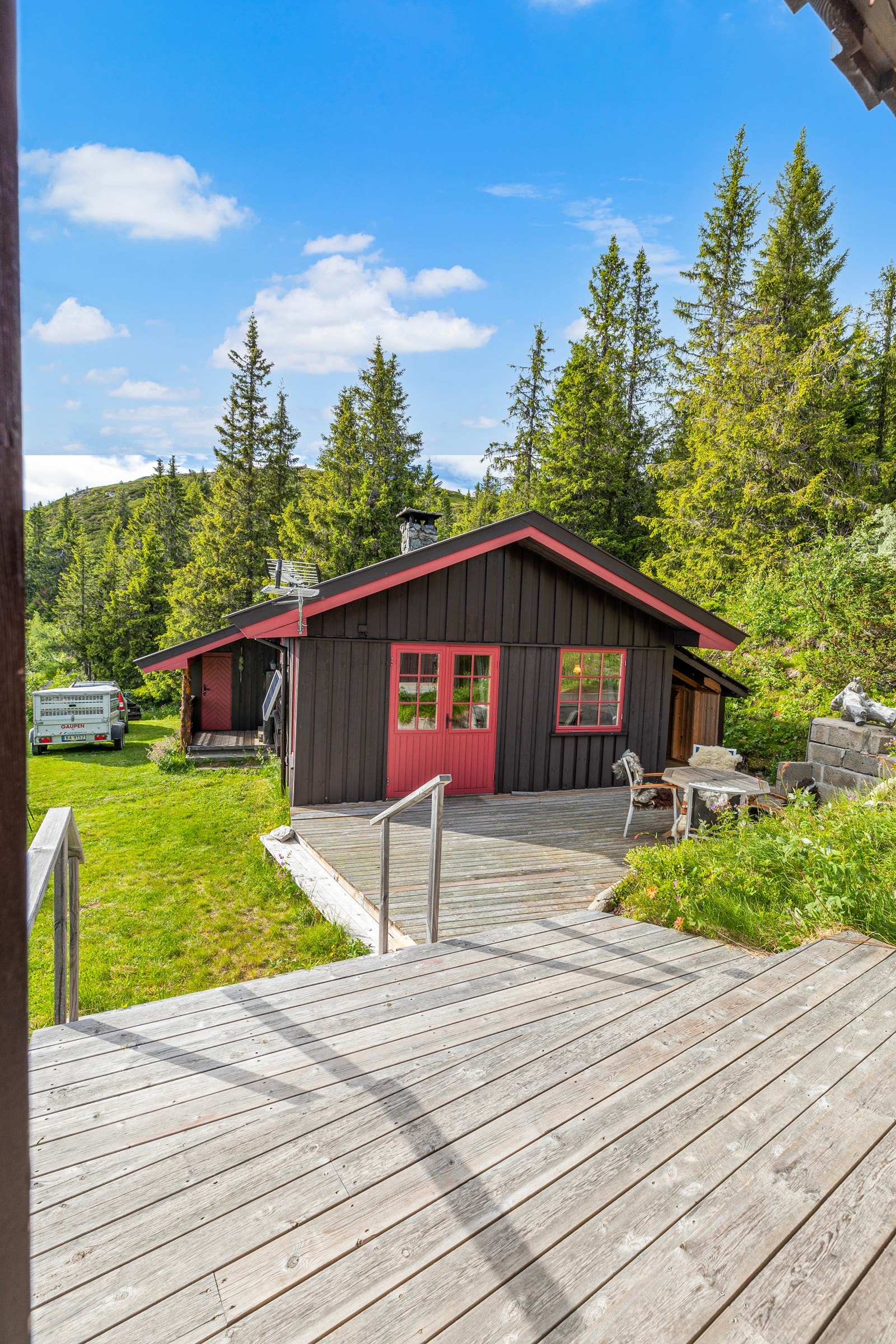 Eiendommen er tilknyttet privat vei. Sommervei. Det er ikke brøytet inn til eiendommen på vinteren. Felles parkering på vinteren, scootertransport ved bestilling av det Galleribilde