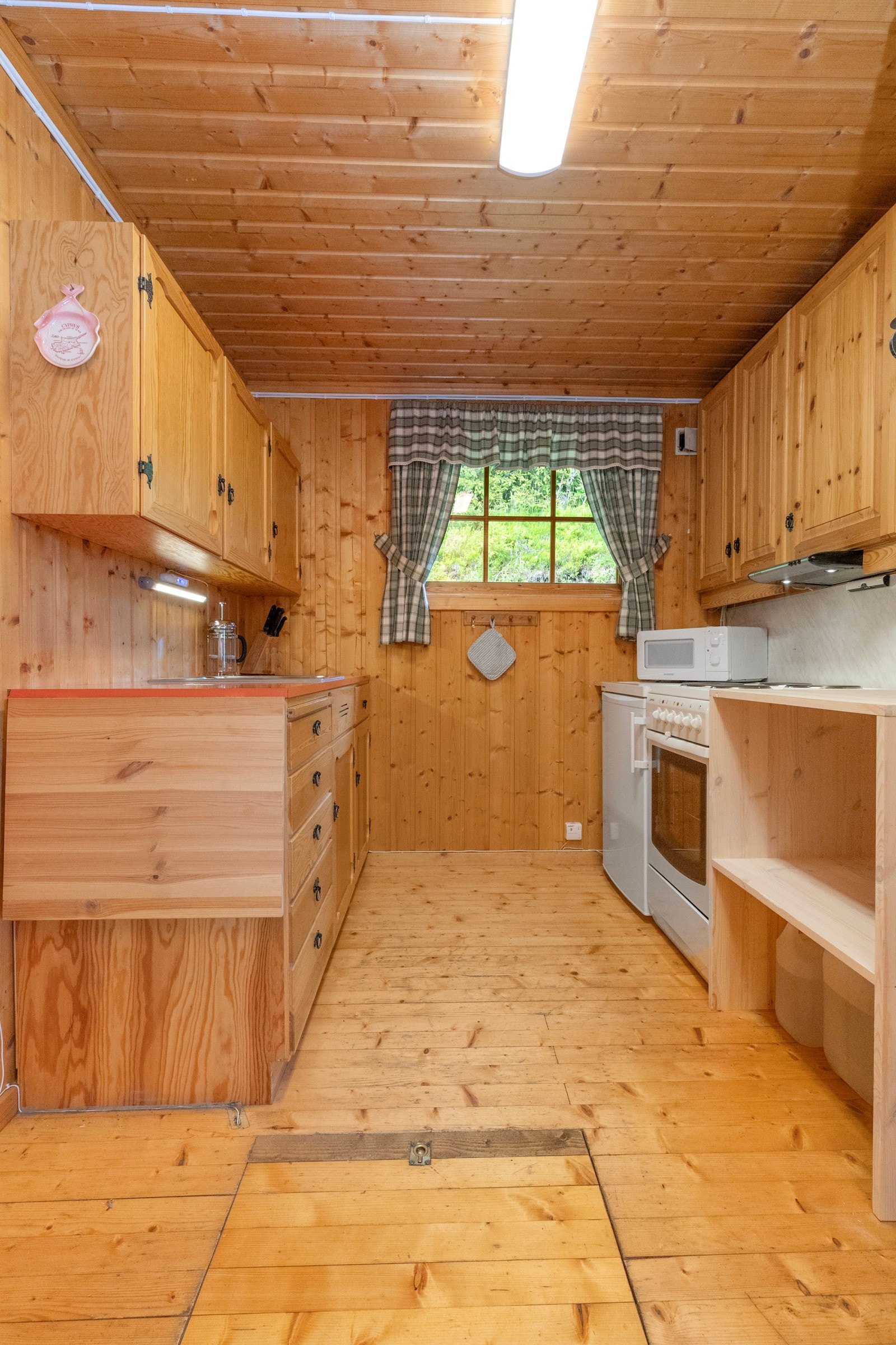 Frittstående stekeovn og kjøleskap under benk Galleribilde