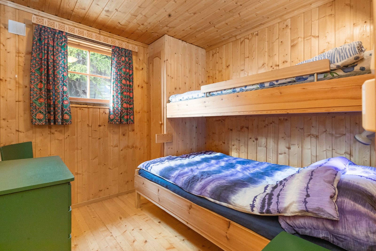 Soverom to med familiekøyseng og garderobeskap Galleribilde