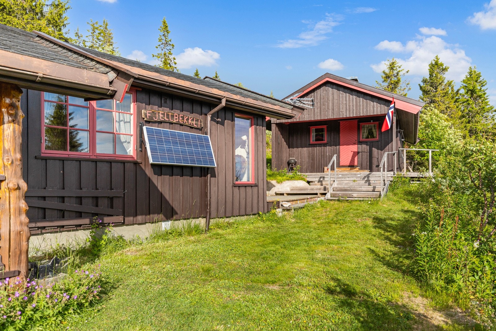 Eiendommen ligger fint til i Øvre Vardelie 13 ved Nordfjellstølen i Etnedal kommune Galleribilde