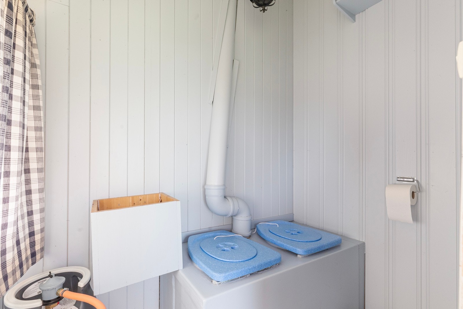 Utedo i tilknytning hytte. To toalettseter på utedo Galleribilde