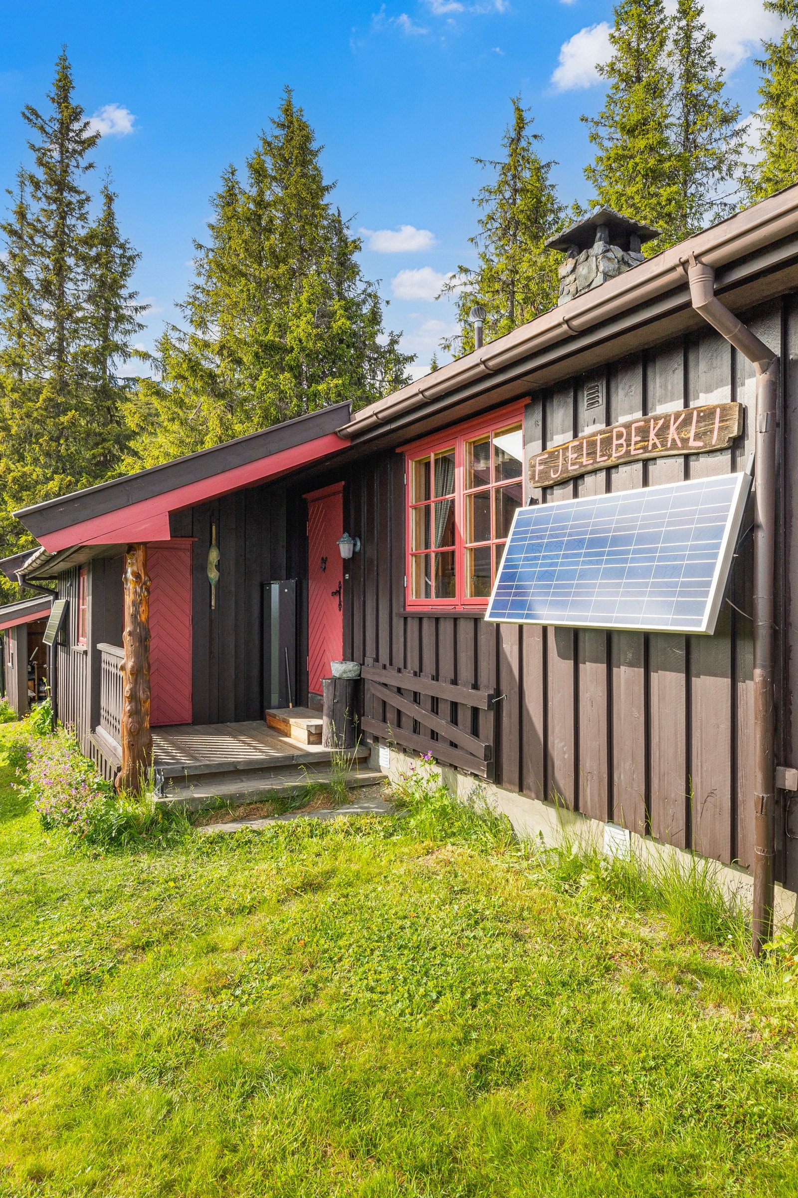 Det er både strøm og solcelle her. 12v anlegg blir brukt på deler av hytta og annekset. Galleribilde