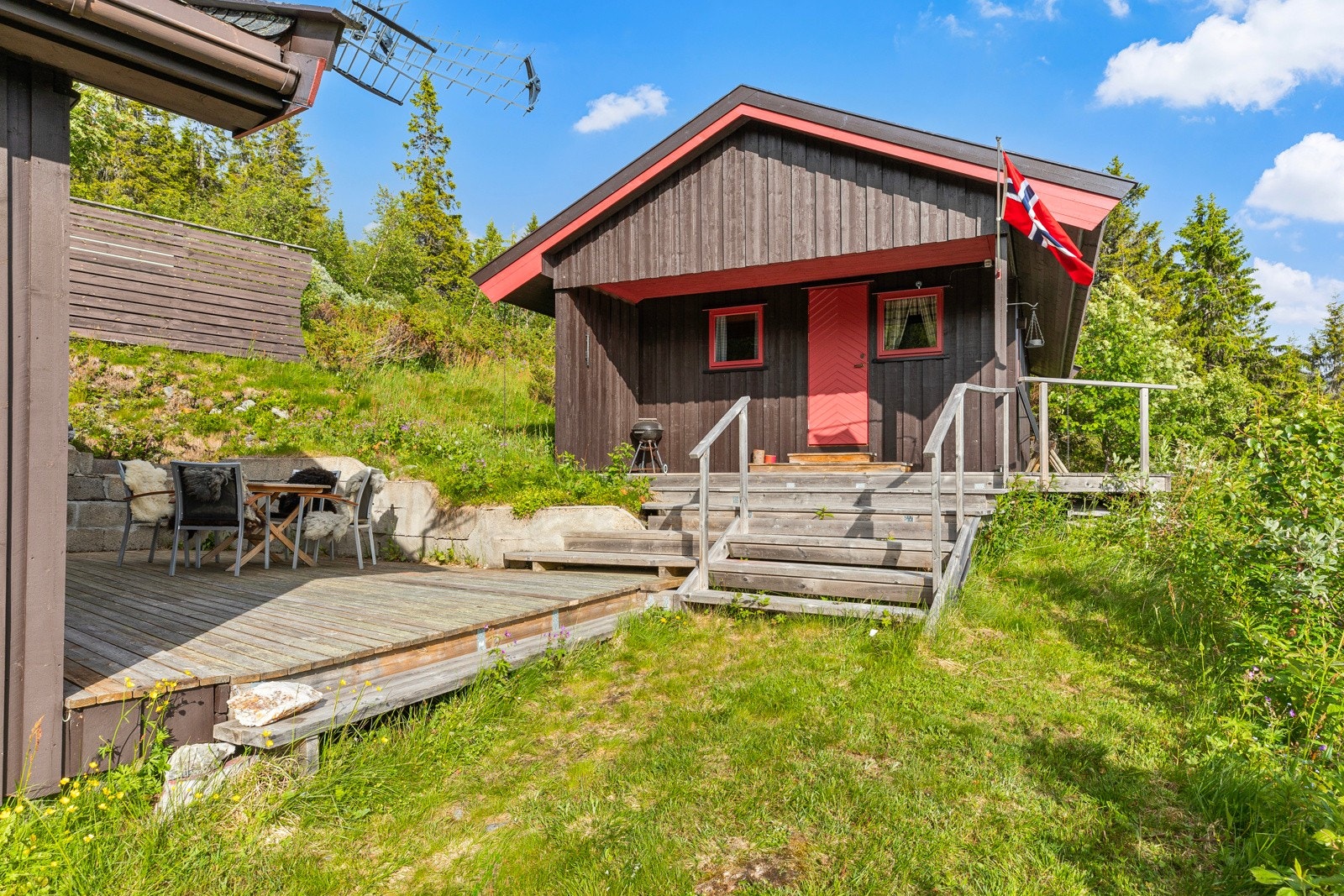 Flere utesoner rundt bebyggelsen Galleribilde