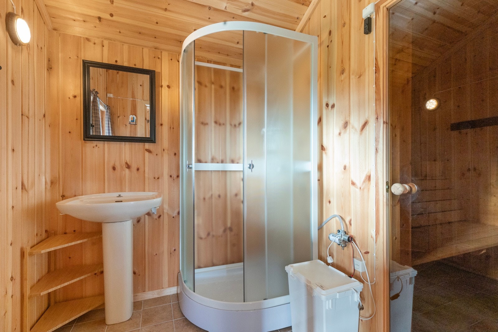 Dusjkabinett/pumpedusj og servant Galleribilde