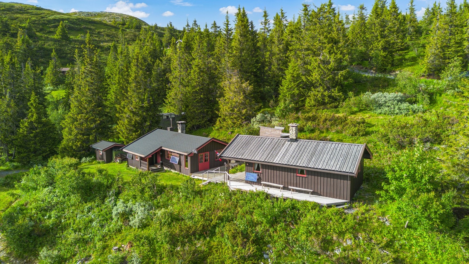 Et rikt turområdet sommer som vinter med utgangspunkt fra hyttedøren Galleribilde