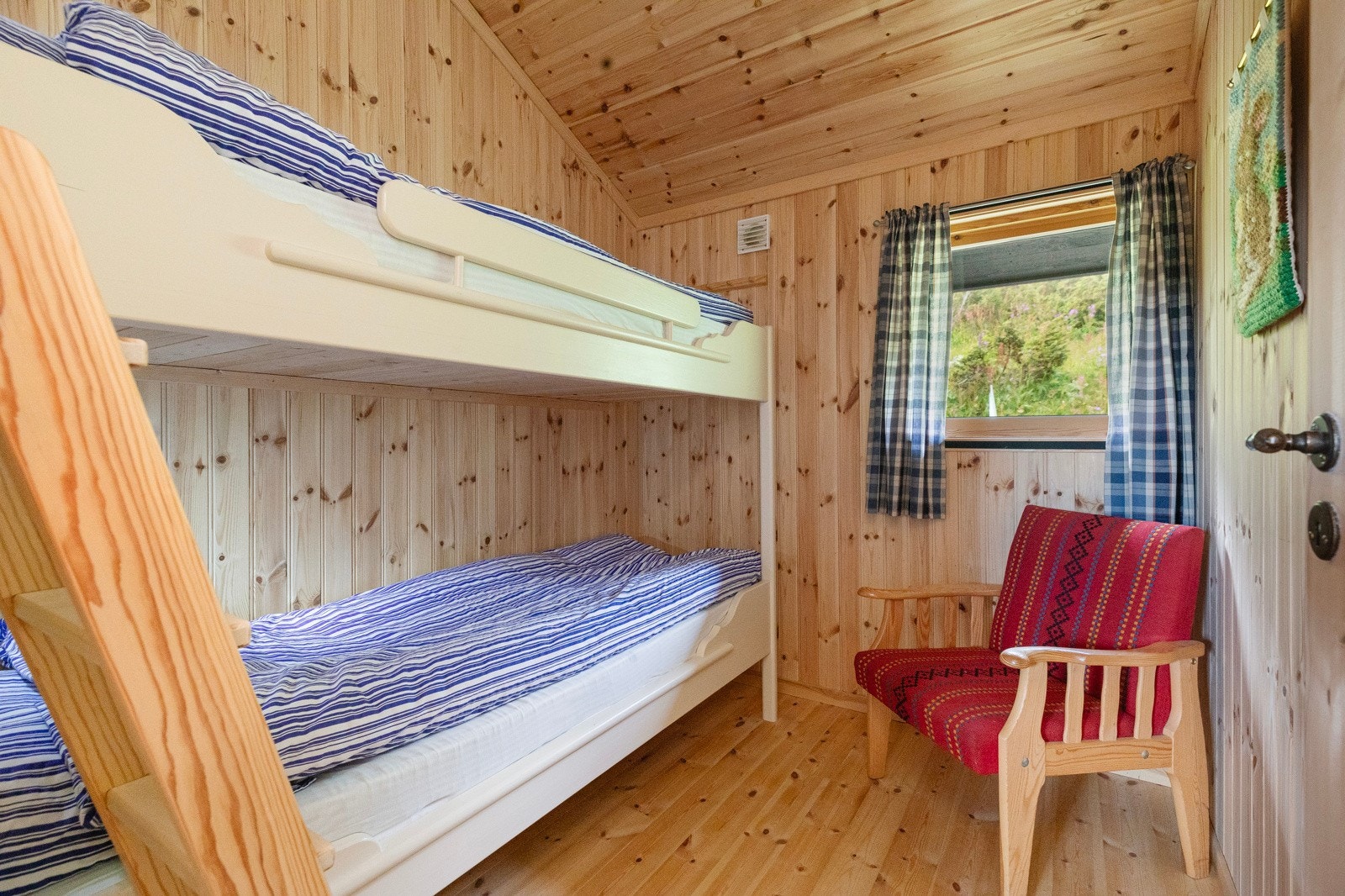 Soverom to har enkeltkøyeseng Galleribilde