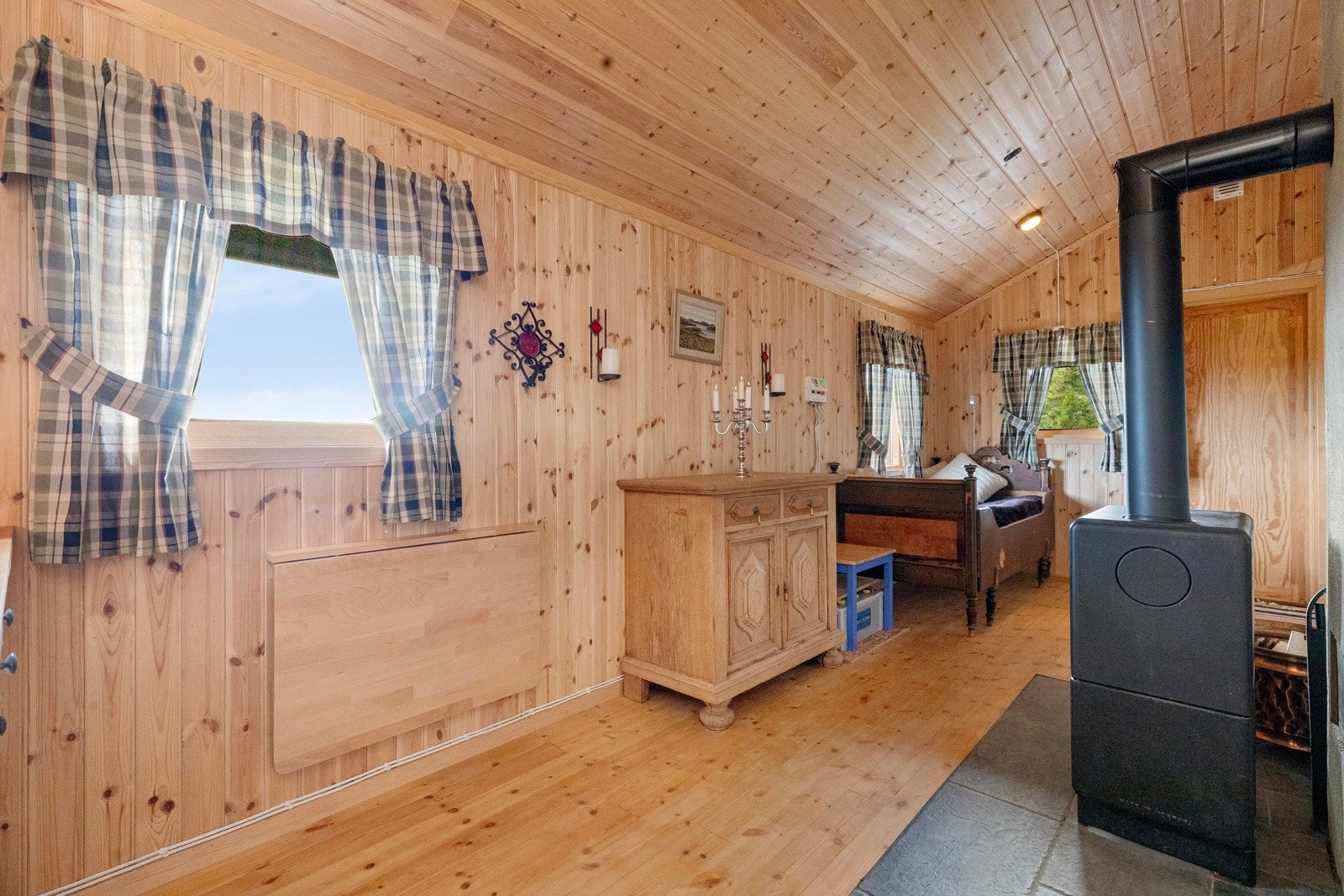 Anneks er bygd i 2010. Praktisk når man er mange og trenger mer plass Galleribilde