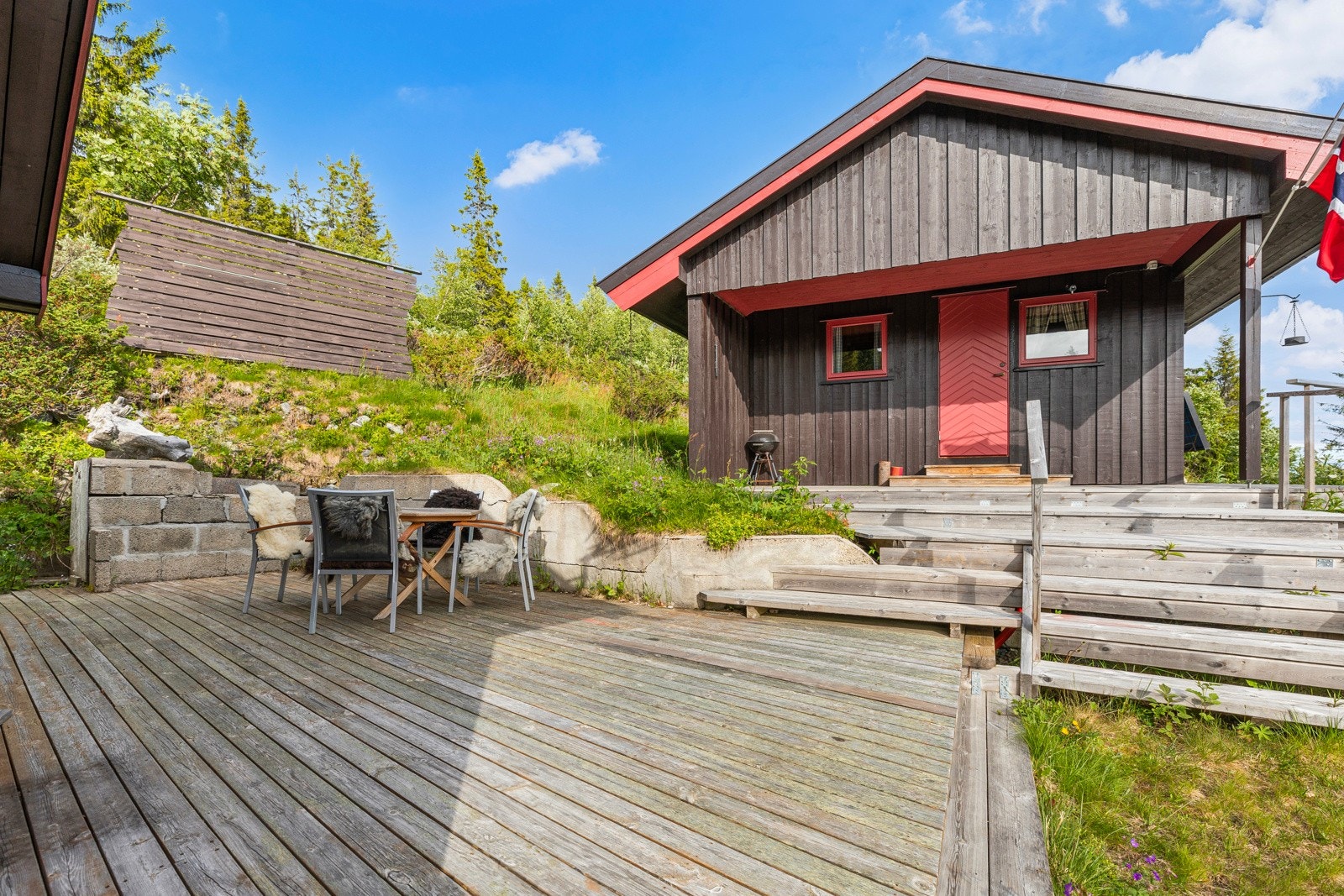 Stor terrasse med god plass til flere sittegrupper og andre utemøbler Galleribilde