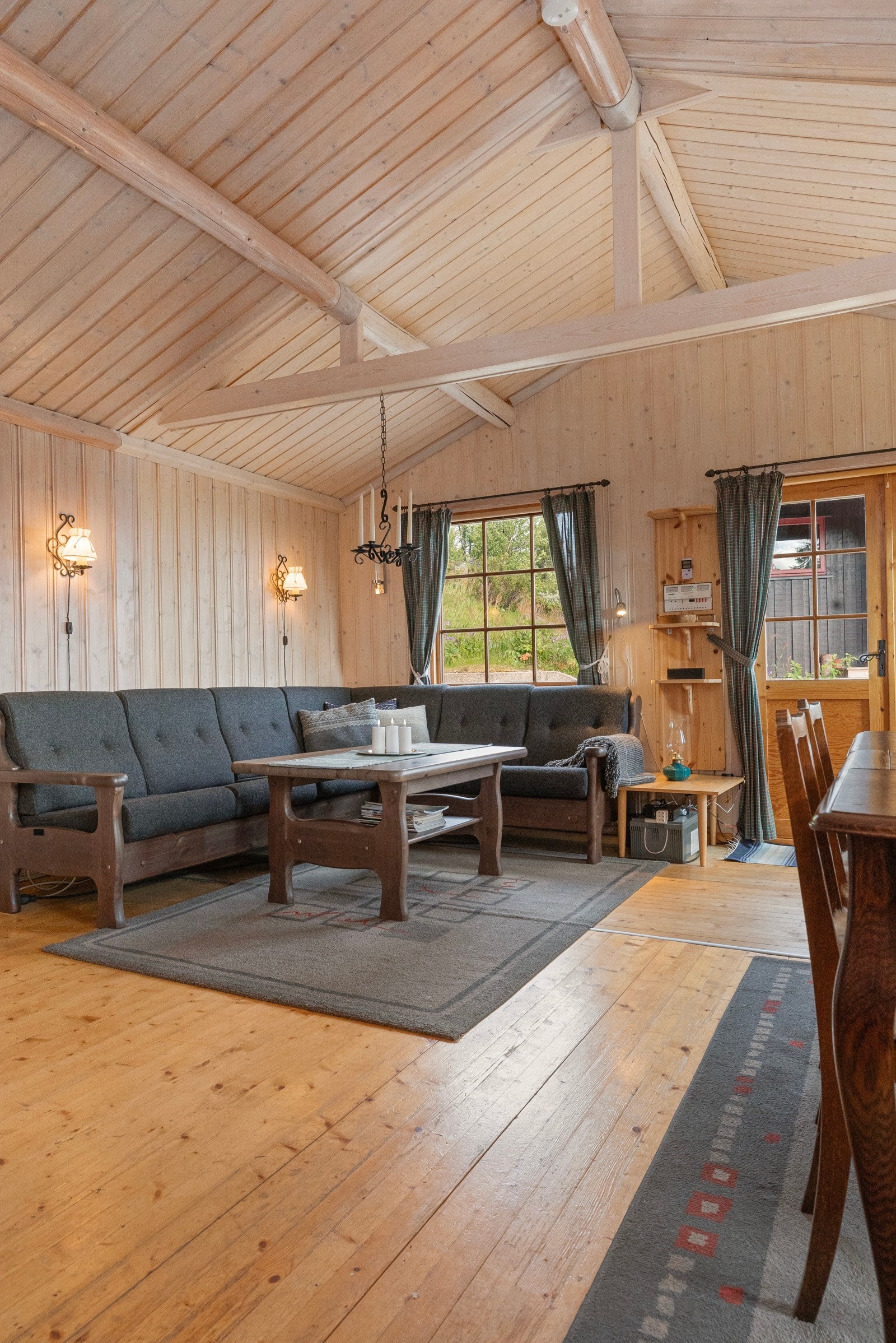 Fra vinduene slippes dagslyset inn og det er adkomst ut til terrasse og uteområde fra stuen Galleribilde