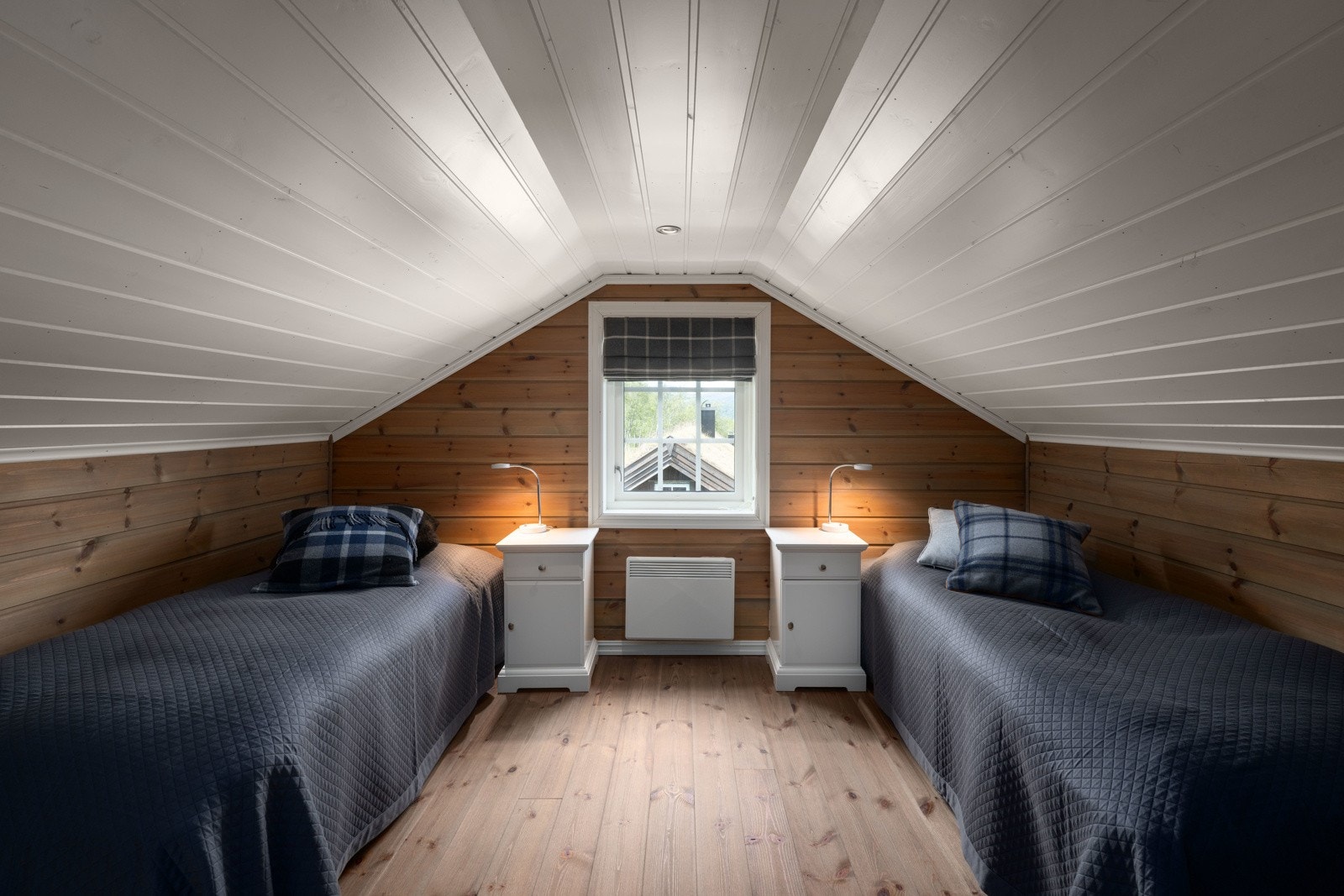 Dagens innredning til varig opphold avviker således fra tegninger. Kjøper må evt. søke om bruksendring av loftsetasje eller gjennoppta en bruk som er iht. tegninger med loftsrom/ikke varig opphold. Galleribilde