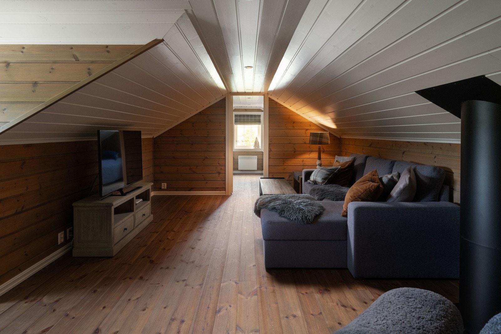 Dagens innredning til varig opphold avviker således fra tegninger. Kjøper må evt. søke om bruksendring av loftsetasje eller gjennoppta en bruk som er iht. tegninger med loftsrom/ikke varig opphold. Galleribilde