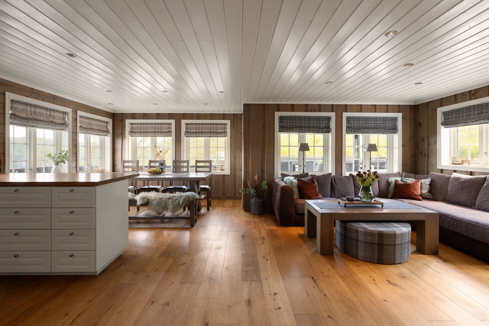 Stor åpen stue og kjøkkenløsning. Galleribilde