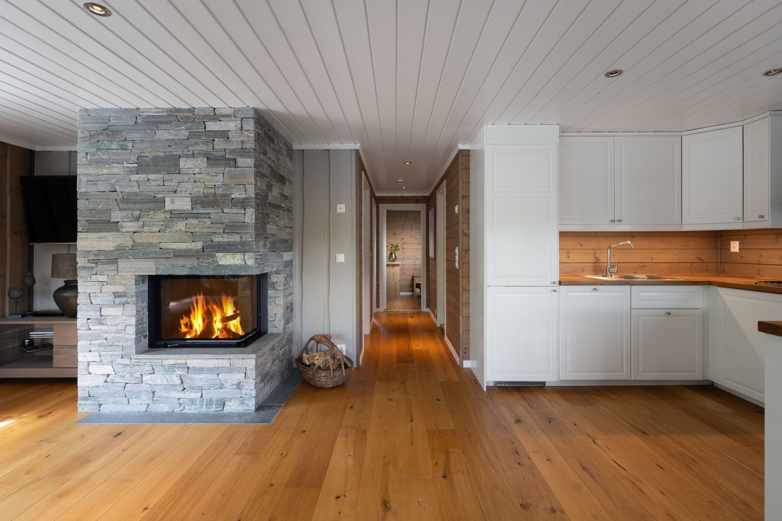 Peisen er synlig fra stue, spisestue og kjøkken. Galleribilde