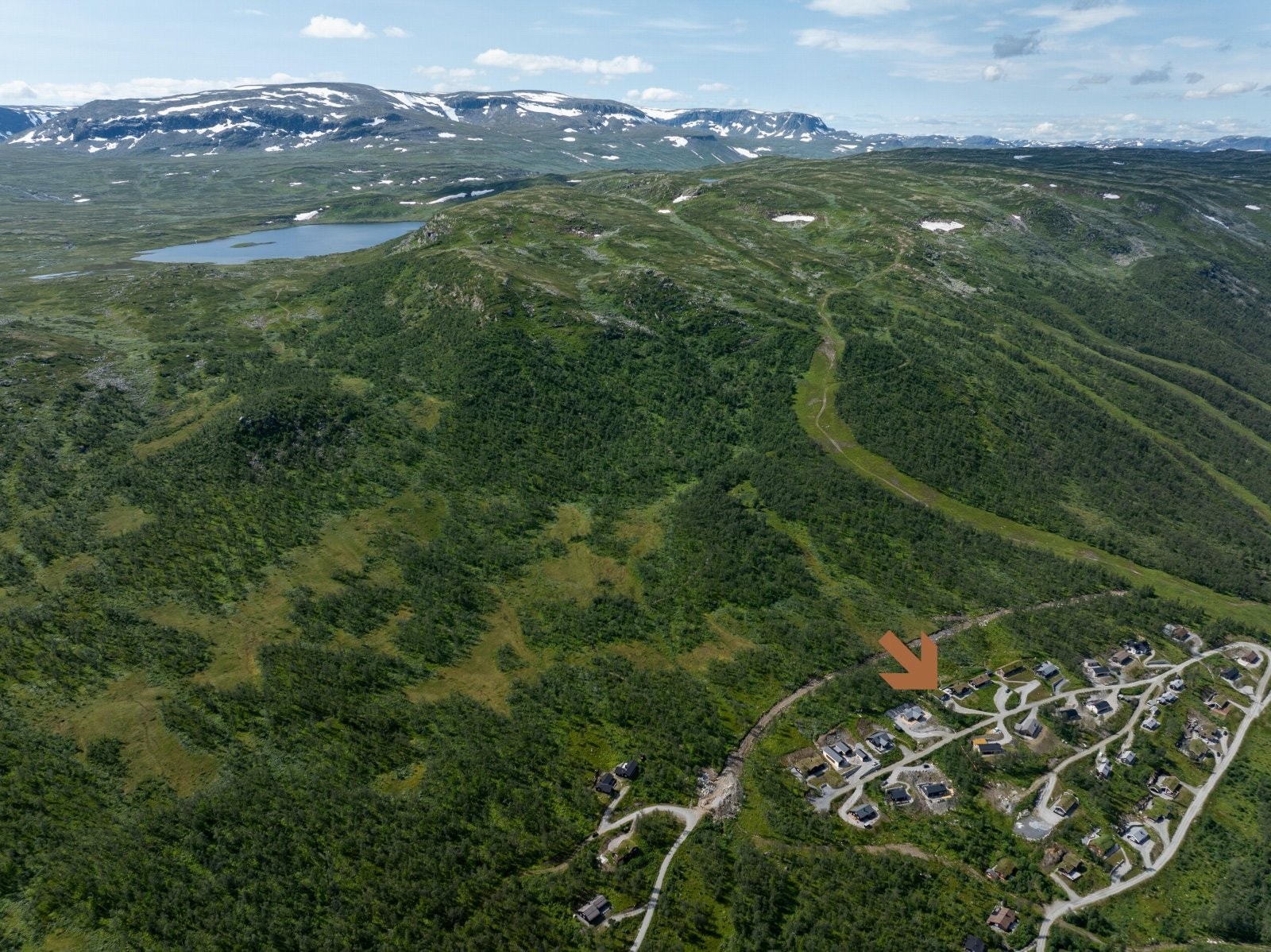 Beliggende høyt Hallingskarvet Fjellgrend. Tett på både alpint, langrenn og turstier. Halletjønn som man speider i bakgrunnen er vel verdt et besøk, her finner man en herlig sandstrand. Galleribilde