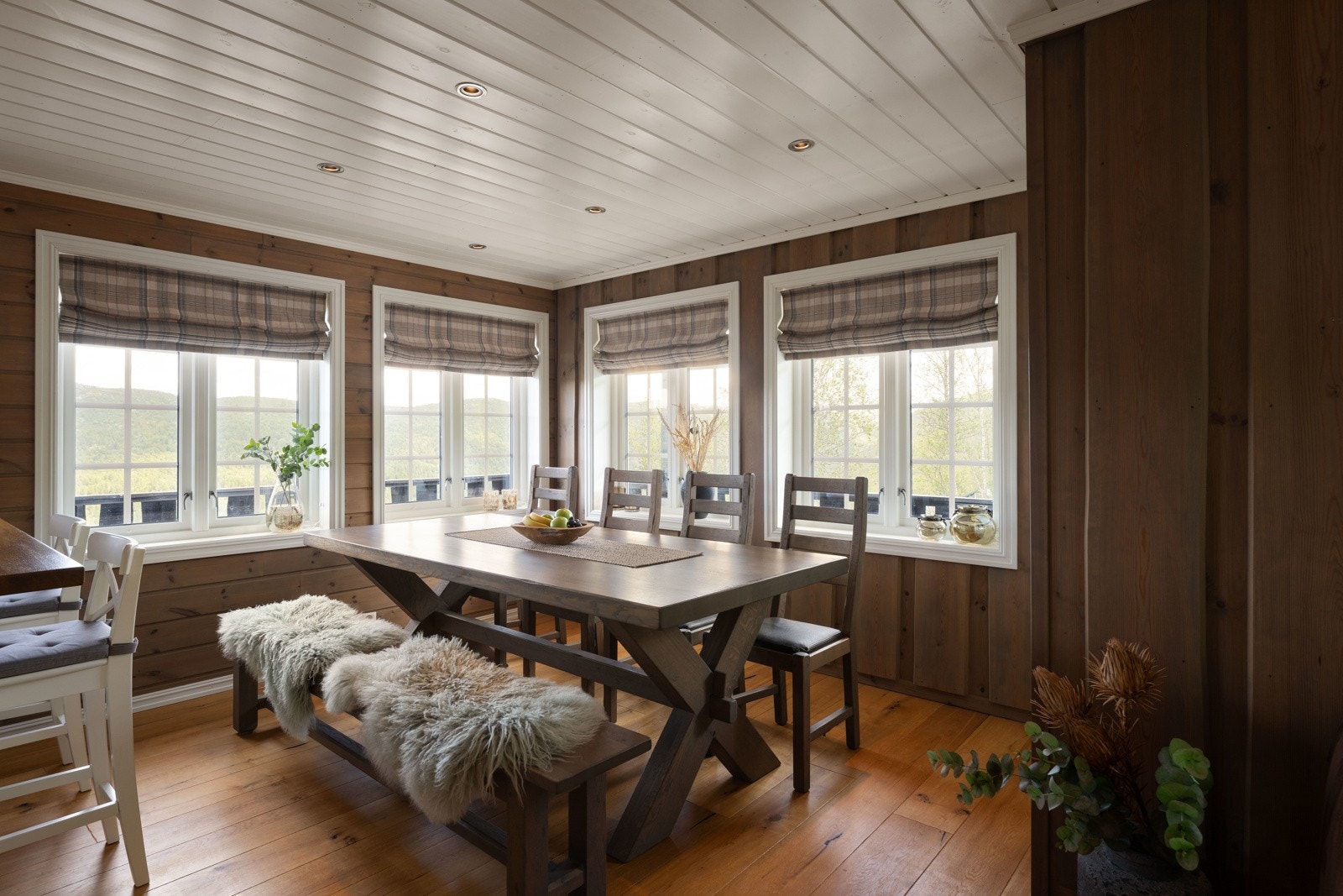 Hele familien kan nyte en deilig frokost her før alpintbakken åpner. Solen skinner også inn vinduene her om morgnenen. Galleribilde