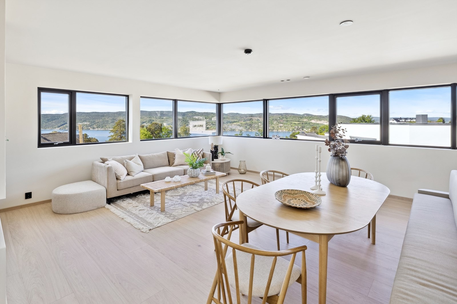 Store vindusflater med rikelig lysinnslipp og fantastisk utsikt Galleribilde