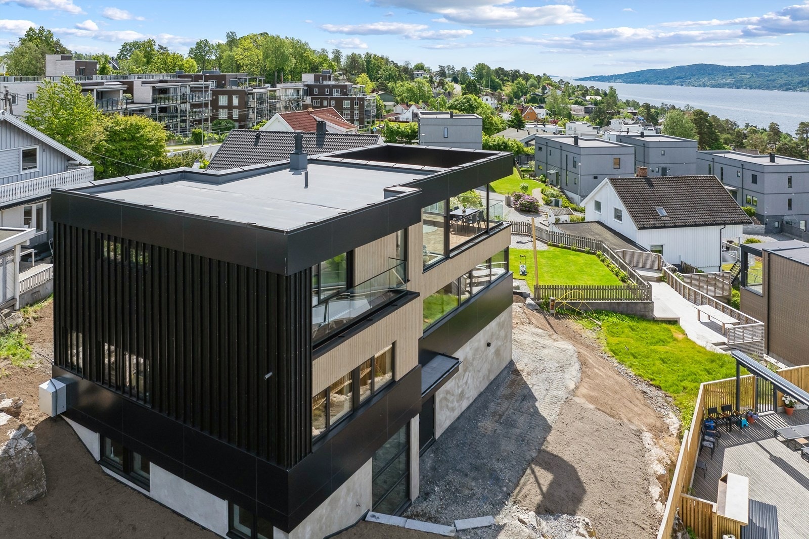 Kort avstand også til Belsjø og Drøbak golf med 18-hulls bane. Gang-/sykkelavstand til flere flotte badestrender langs Drøbaksundet. Galleribilde