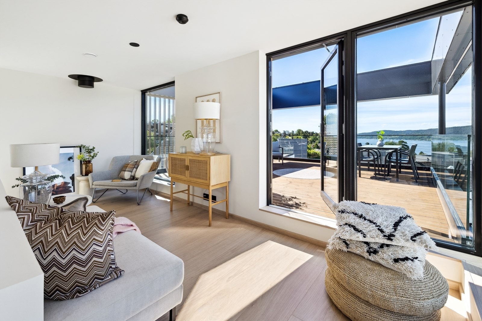 Stuen i andre etasje med utgang til Inntrukket og solrik takterrasse med panoramautsikt. Galleribilde