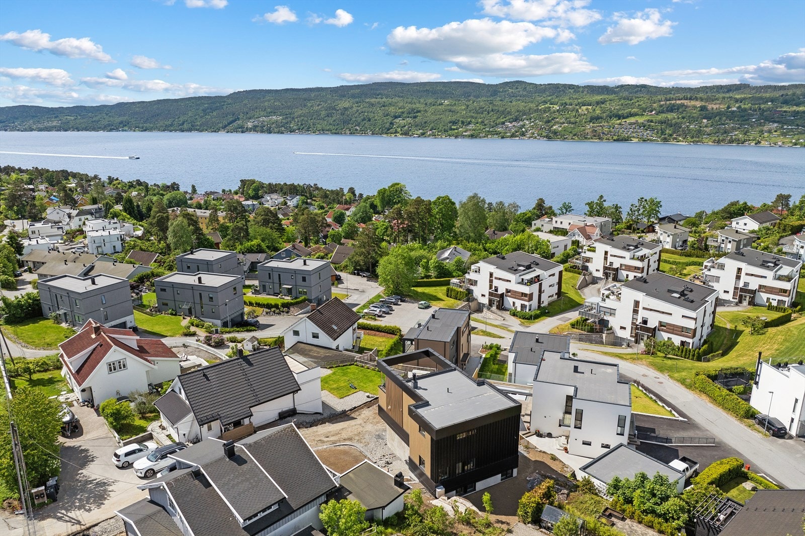 Eiendommen ligger solrikt til i et barnevennlig og meget populært boligområde på Sogsti, sørøst for Drøbak sentrum. Umiddelbar nærhet til barnehager og barneskole. Galleribilde