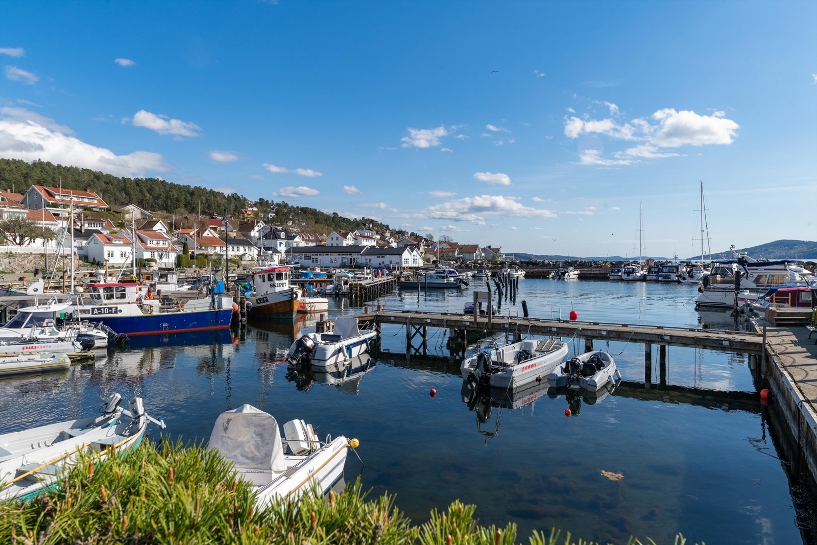 Drøbak gjestehavn ligger sentralt i søndre del av Drøbak, en populær marina med gangavstand til sentrums fasiliteter Galleribilde