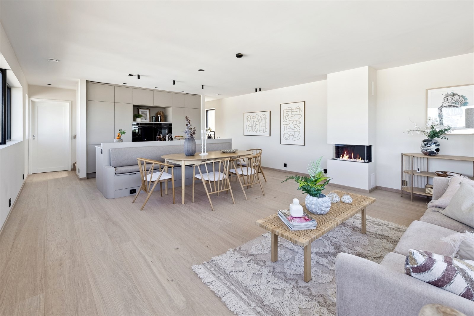 Lunt innemiljø med varmekabler i alle flislagte gulv samt varmefolie i stue og kjøkken. Galleribilde