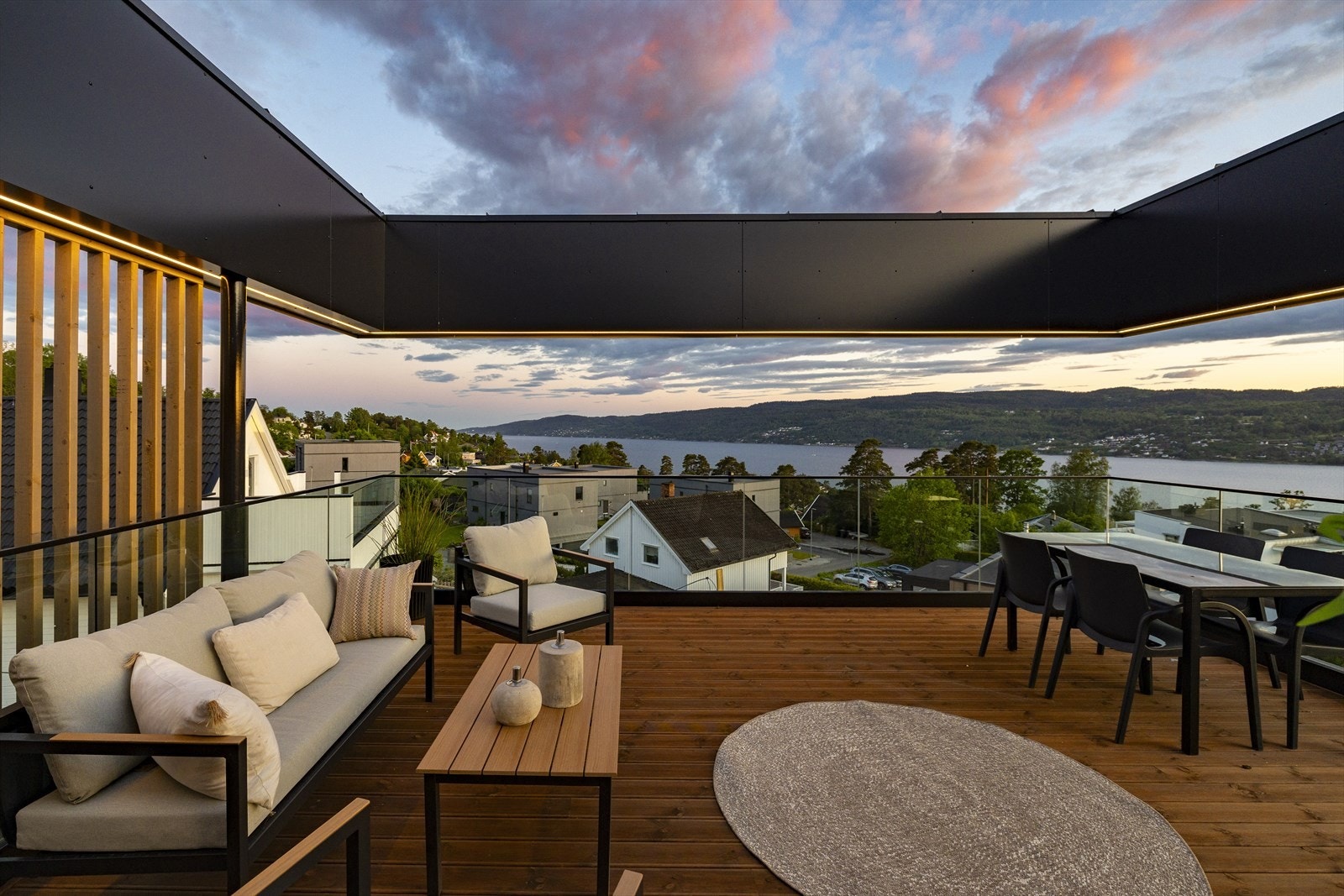 Selgers bilde av solnedgang fra terrassen Galleribilde