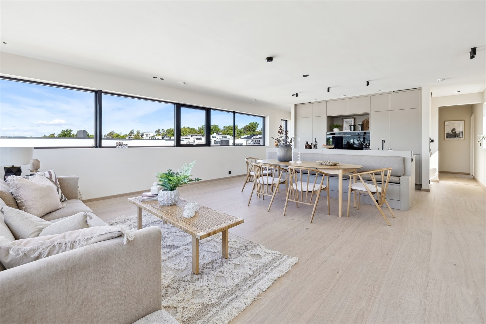 Gjennomgående herdet tregulv og lysmalte vegger med listefri overgang til himling Galleribilde