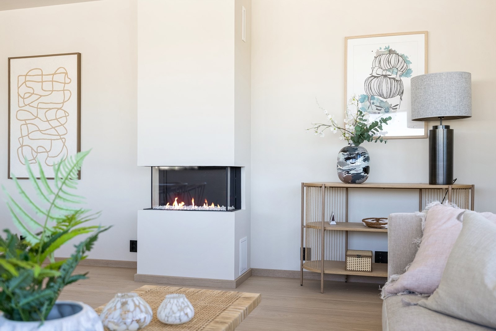 Stemningsfull gasspeis er sentrert i rommet. Det er også muligheter for å installere peisovn Galleribilde