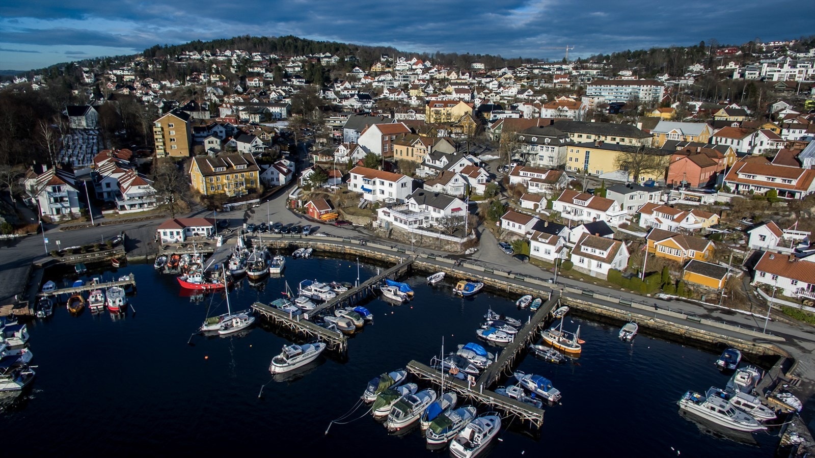 Havnen har 48 merkede gjesteplasser med strøm, toalett, dusj og restaurant og er en populær gjestehavn for de som kommer sjøveien Galleribilde