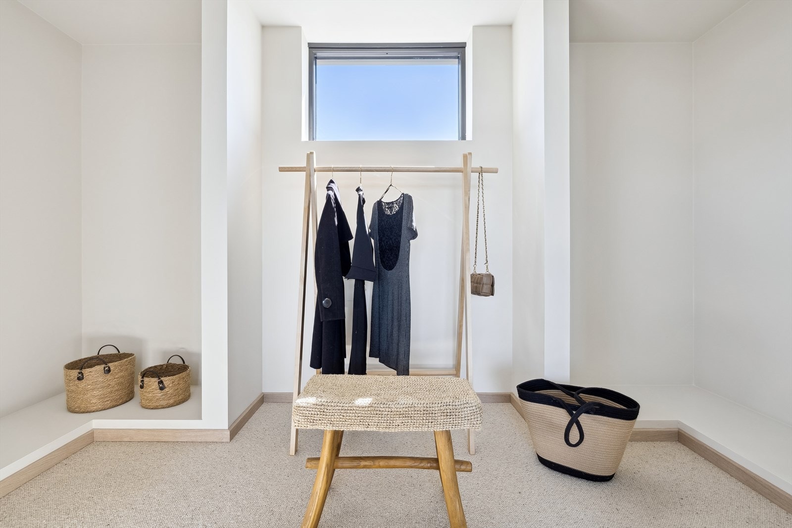 Walk-in closet er klargjort for ønsket innredning Galleribilde