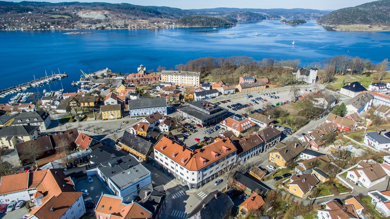 Drøbak er kjent som en kunstnerby med flere gallerier som viser verk av lokale og nasjonale kunstnere. På sommerstid er det mange utendørs konserter og festivaler, inkludert klassisk musikk og andre sjangre Galleribilde