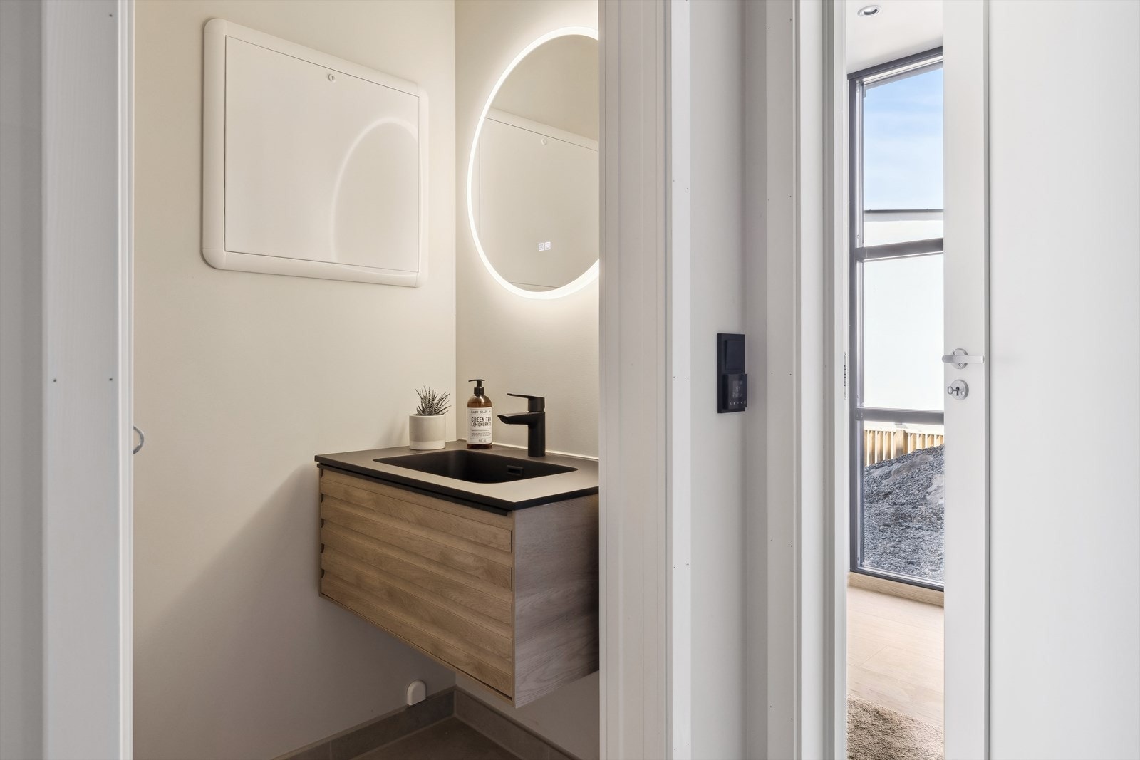 Via mellomgang fra entré er praktisk separat vaskerom og to toalettrom. Galleribilde