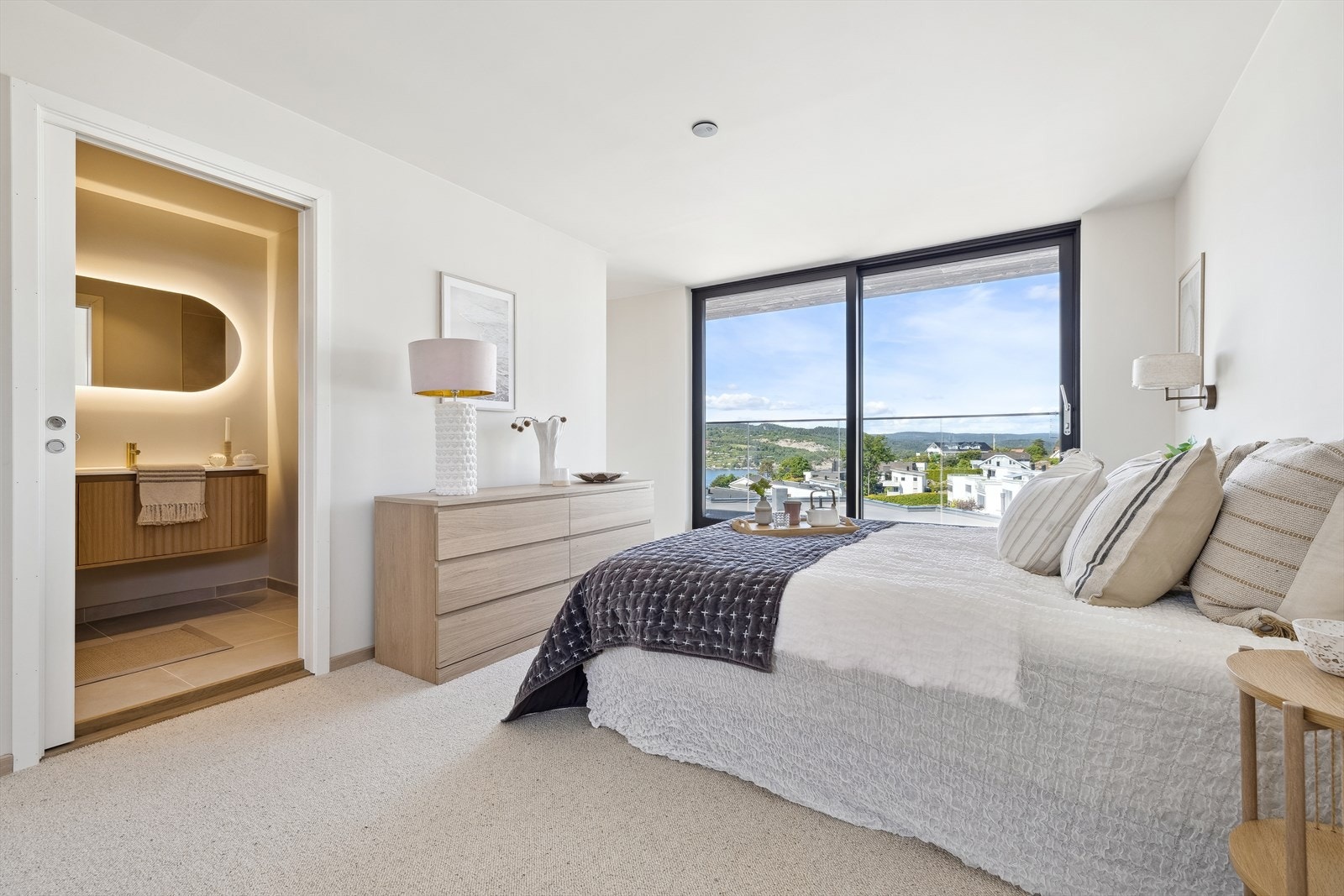 Rommet har lunt teppebelagt gulv Galleribilde