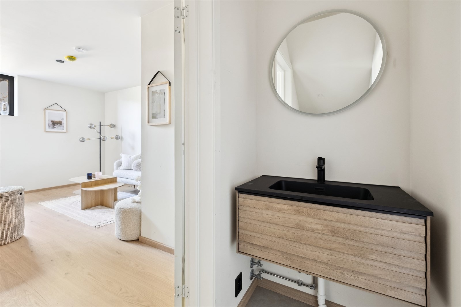 Videre via vaskerommet er etasjens stue, bad og soverom. Galleribilde