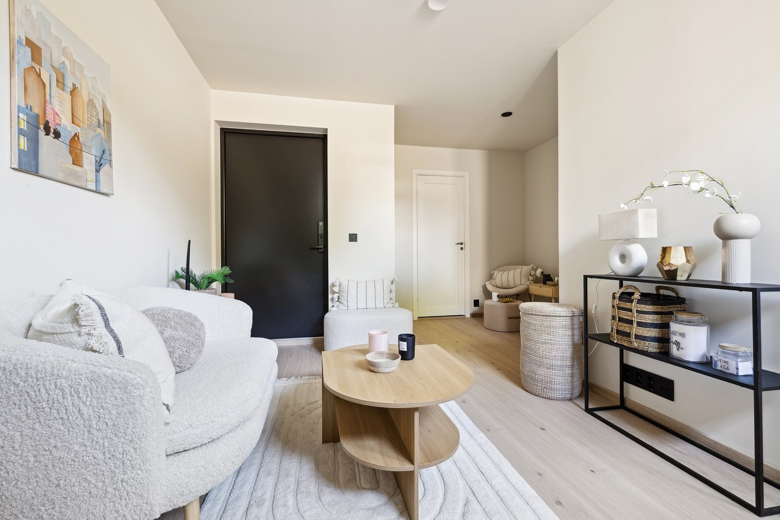 Det er egen inngang samt klargjort for å kunne installere kjøkken i del av stuen. Galleribilde