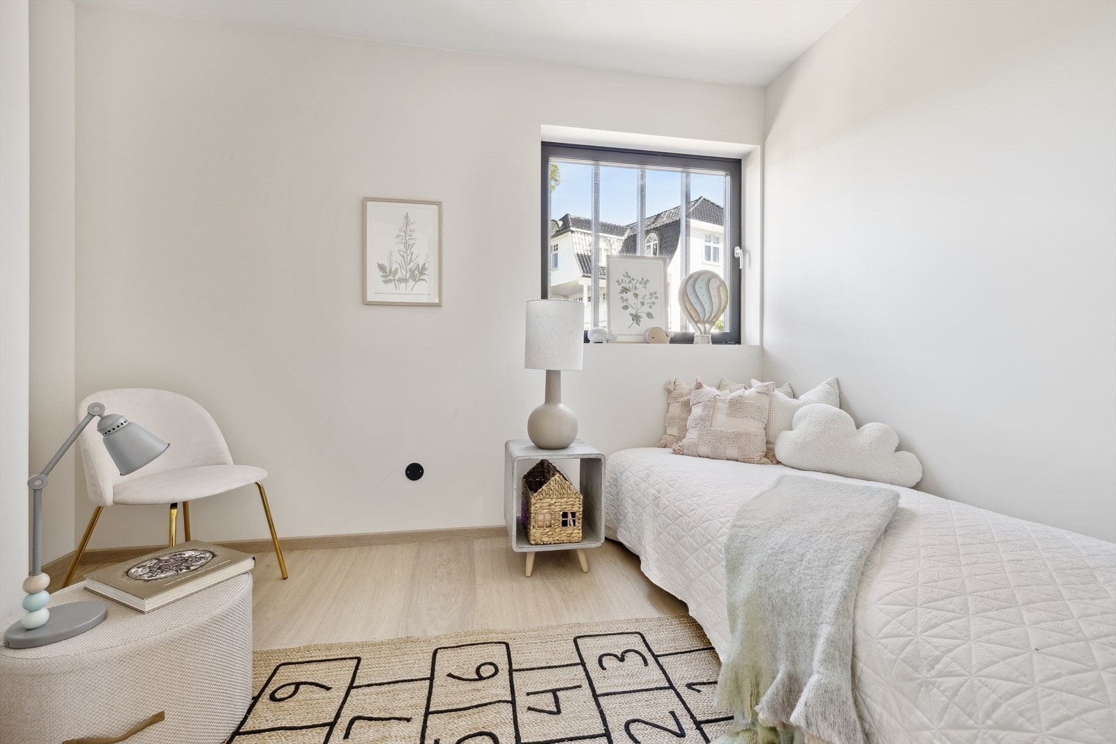 Det er to soverom i første etasje Galleribilde