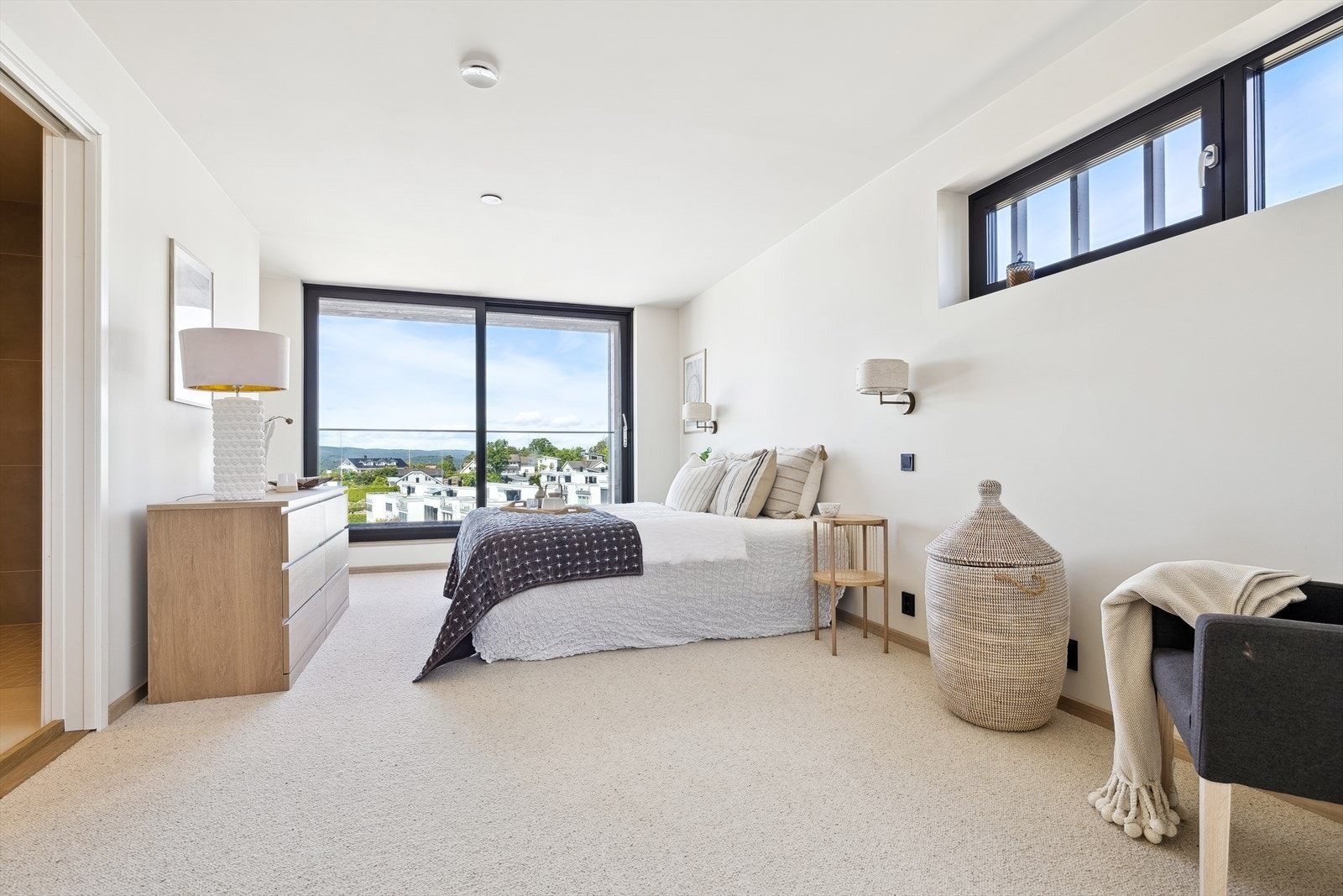 Masterbedroom i andre etasje er av god størrelse og nyter en formidabel utsikt Galleribilde