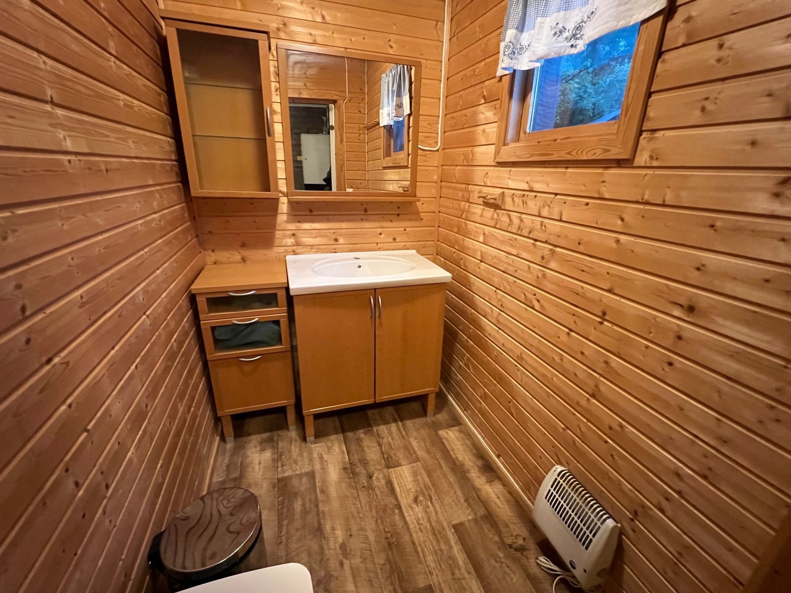 Bod inne i hytte Galleribilde