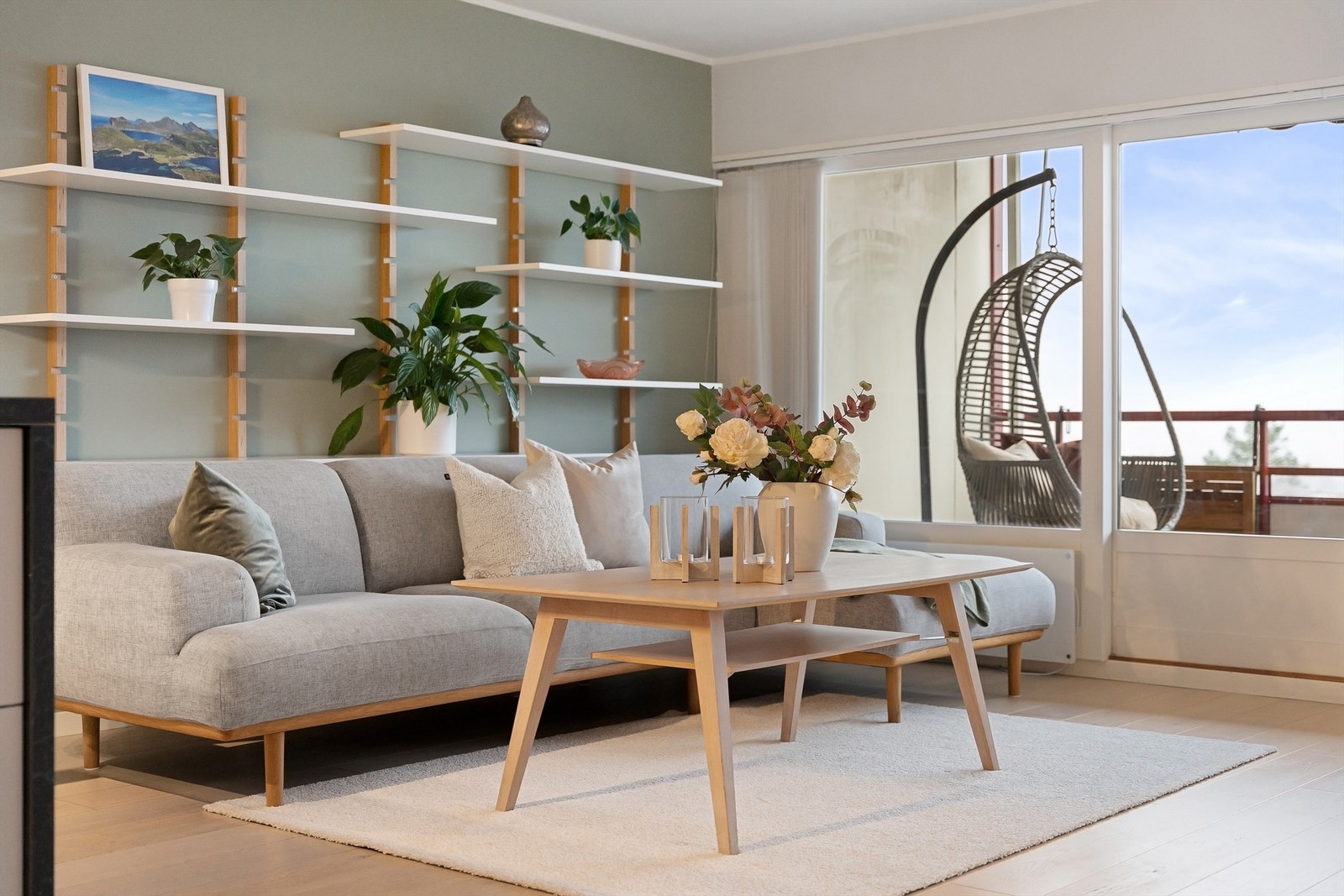 Den flotte bokhyllen bak sofaen medfølger om ønskelig! Galleribilde