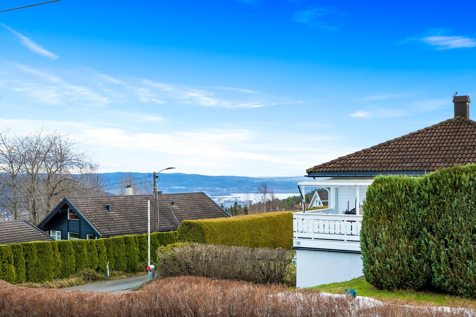 Utsikt fra eiendommen med fjordglimt. Galleribilde