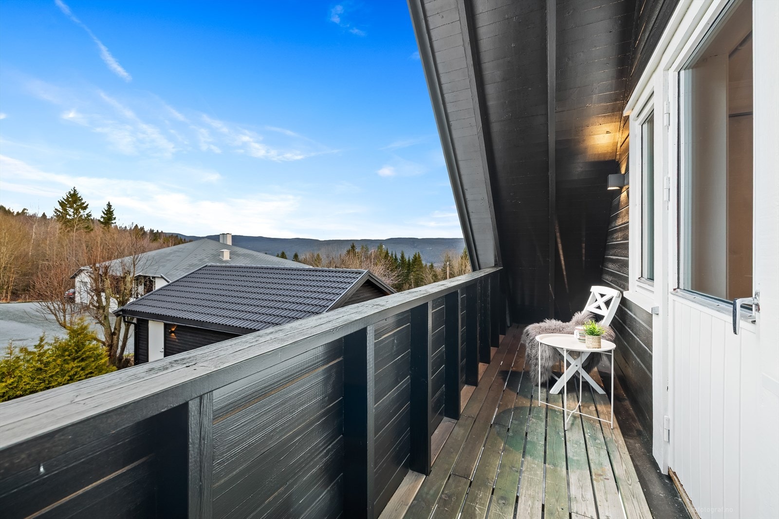 Overbygget balkong på ca. 4 m² med utgang fra hovedsoverommet. Galleribilde