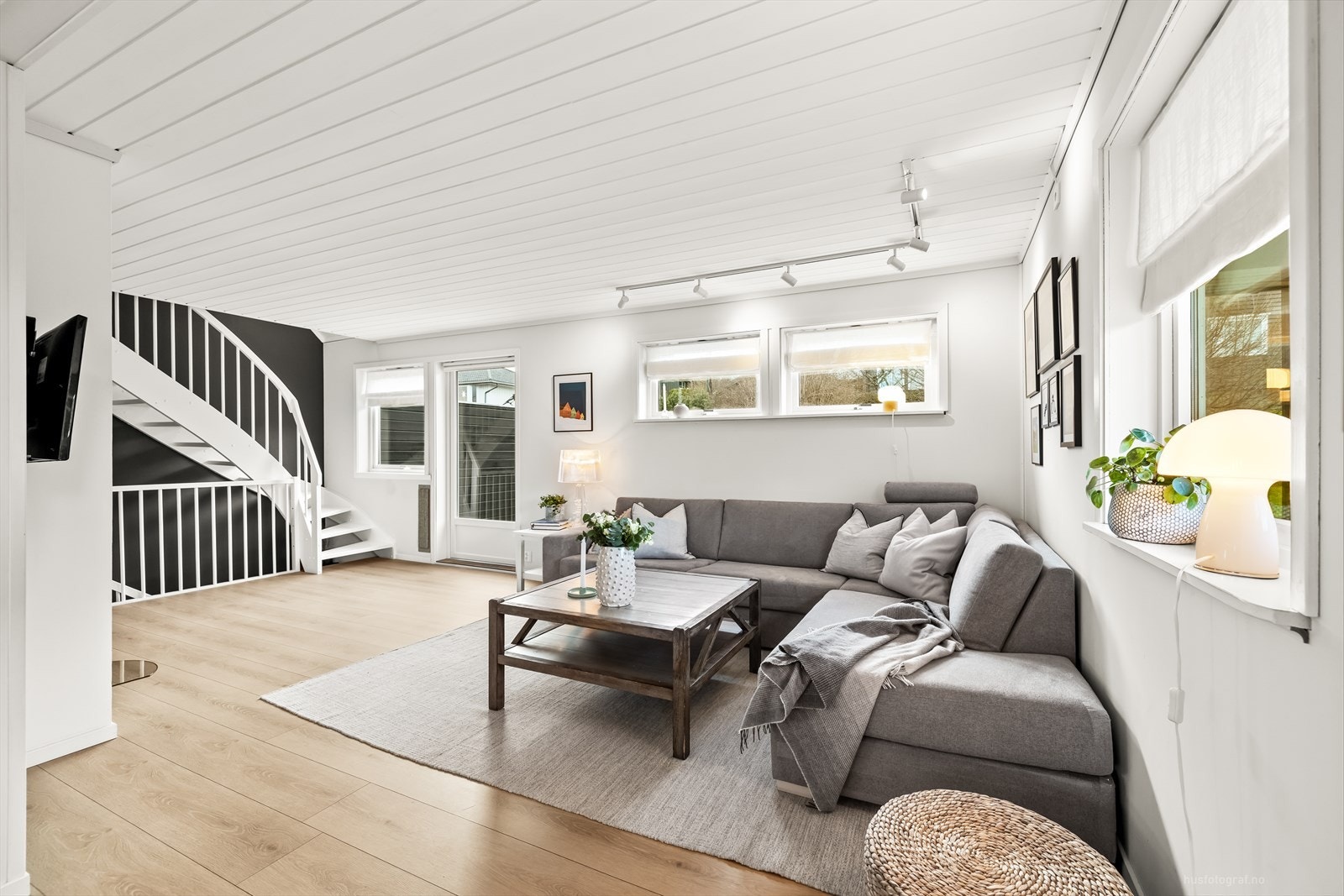 Stue med utgang til terrasse og hage. Galleribilde