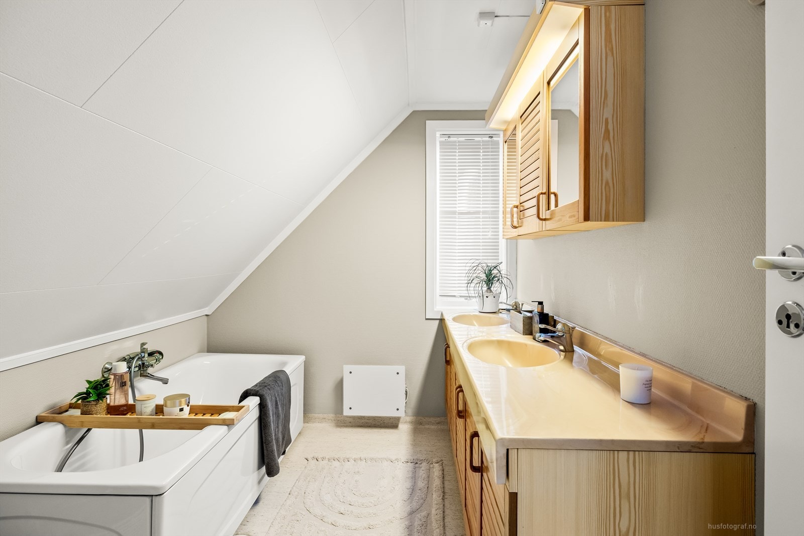Praktisk bad i 2. etg. med klosett, baderomsinnredning med dobbel servant og badekar. Galleribilde