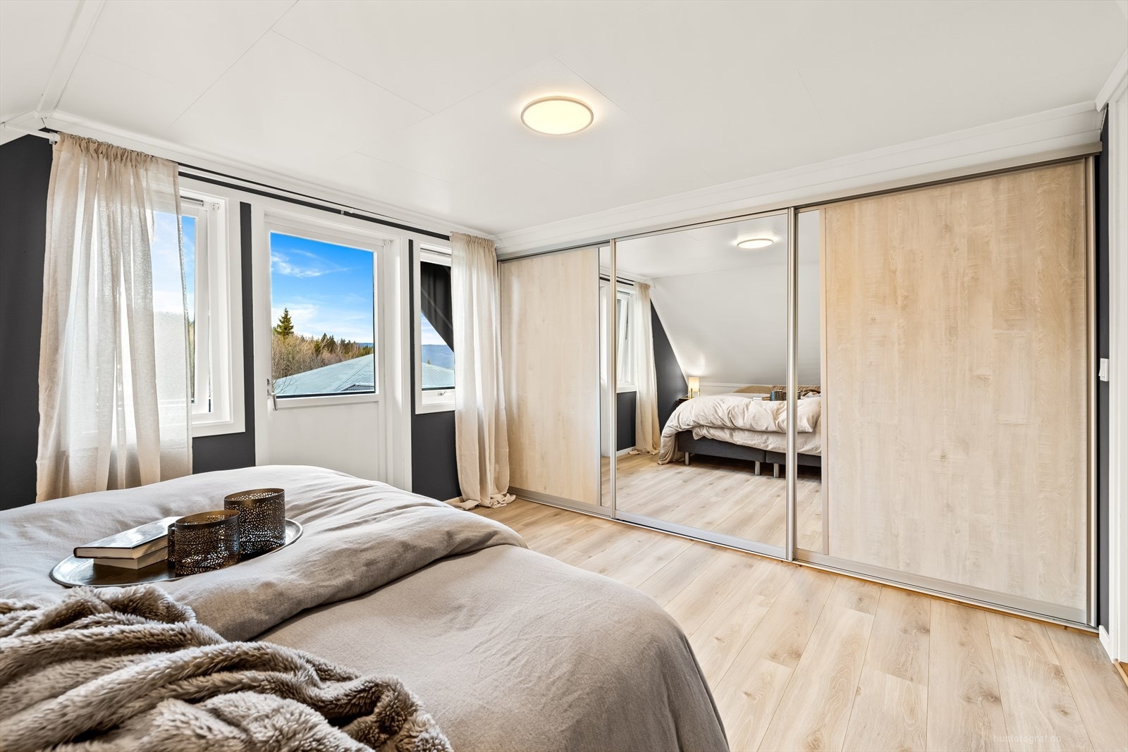 Hovedsoverommet/soverom 3 med romslig speil skyvedørsgarderobe og utgang til balkong. Galleribilde