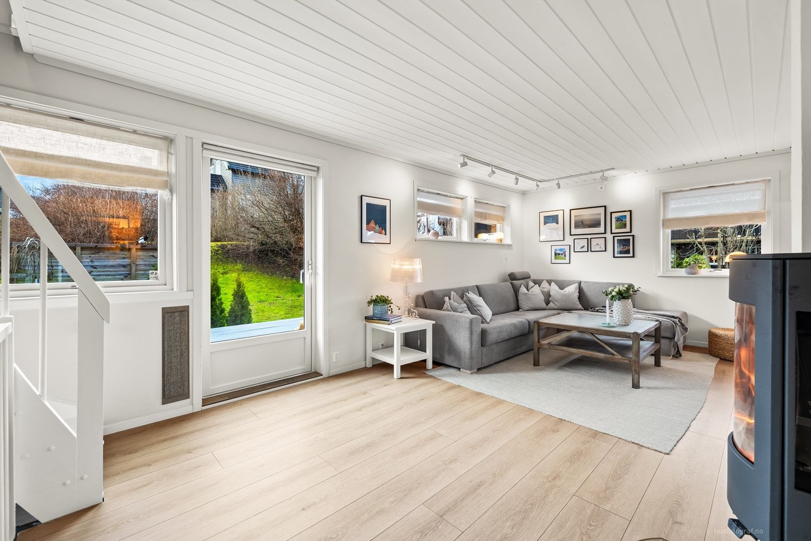 Gjennomgående lys stue med flere soner for fleksibel møblering. Galleribilde