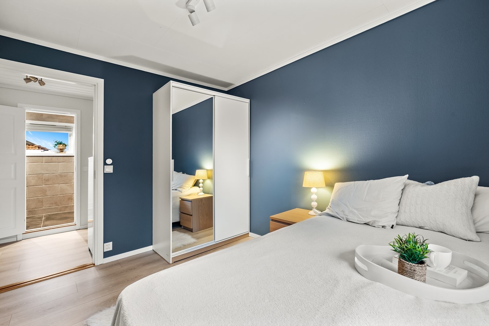 Soverom 1 i 1. etasje med skyvedørsgarderobe. Galleribilde