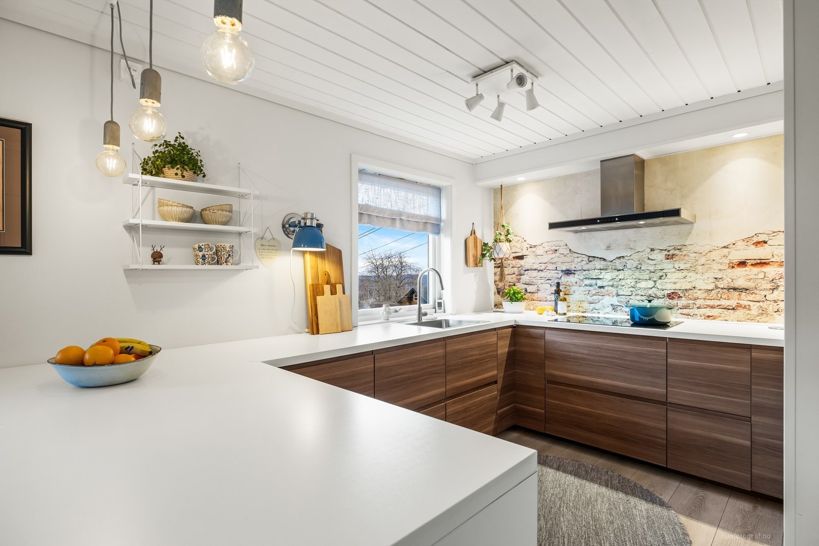 Integrerte hvitevarer som kjøleskap, oppvaskmaskin, induksjonstopp, mikrobølgeovn og stekeovn. Galleribilde